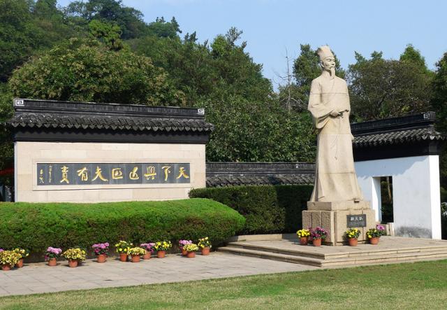 중국 쿤산 팅린 공원에 있는 고염무 석상 ©wikimedia.org