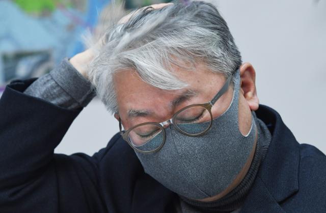 조응천 더불어민주당 의원이 인터뷰 도중 머리를 감싸며 곤혹스런 표정을 짓고 있다. 오대근 기자