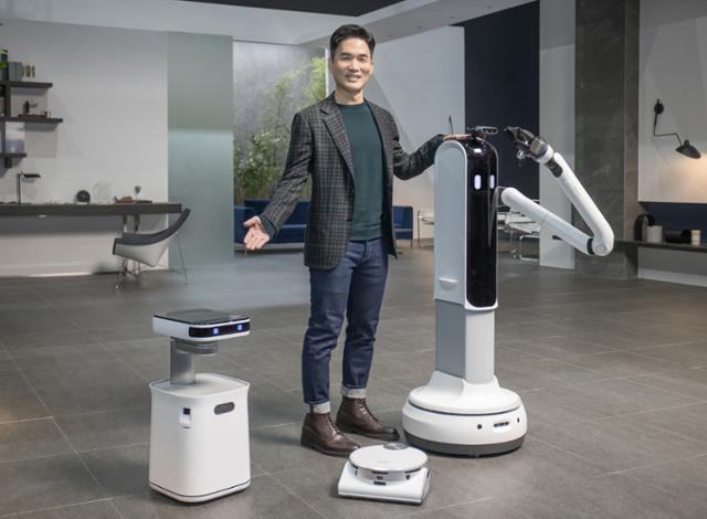 삼성전자 승현준 사장이 11일 CES 2021 삼성 프레스컨퍼런스에서 이번에 새로 선보인 '삼성봇 케어(오른쪽부터)', '제트봇 AI', '삼성봇™ 핸디'를 소개하고 있다. 사진=삼성전자