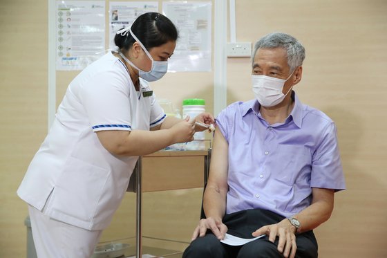 리센룽 싱가포르 총리가 지난 8일(현지시간) 미국 제약사 화이자와 독일 바이오엔테크가 공동개발한 코로나19 백신을 맞고 있다. [AFP=연합뉴스]