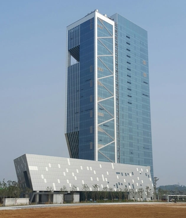 인천 청라국제도시에 있는 로봇타워 전경. 인천TP제공