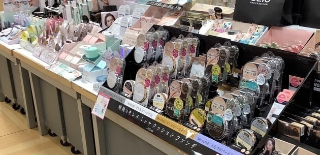 에이블씨엔씨는 일본에서 미샤 쿠션의 누적 판매량이 2000만개를 돌파했다고 11일 밝혔다. 사진은 미샤 제품이 오사카 로프트 아베노점에 진열돼 있는 풍경. 사진=에이블씨엔씨 제공사진=에이블씨엔씨 제공
