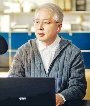 권봉석 LG전자 사장(CEO)이 11일 ‘CES 2021’ 개막에 맞춰 열린 LG전자 프레스 콘퍼런스에서 제품 혁신에 대해 설명하고 있다. LG전자 제공