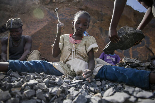 아이린 완질라(10)가 지난 9월29일 케냐 나이로비의 한 채석장에서 망치로 바위를 부수고 있다. AP연합뉴스
