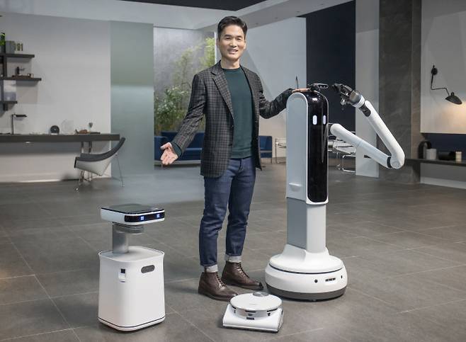 삼성전자 승현준 사장(삼성리서치 소장)이 11일(현지시간) CES 2021 삼성 프레스 콘퍼런스에서 ‘삼성봇 케어’ ‘제트봇 AI’ ‘삼성봇 핸디’를 소개하고 있다. 삼성전자 제공