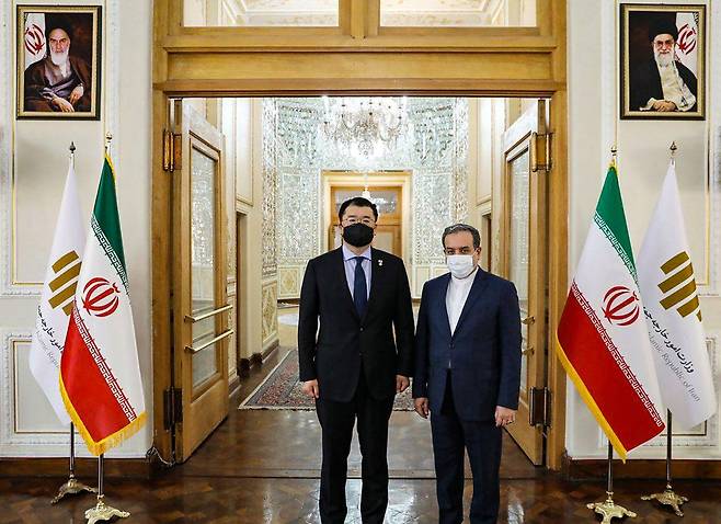South Korea`s Vice Foreign Minister Choi Jong-kun (left) meets his Iranian counterpart Abbas Araghchi, in Tehran. (Iranian Foreign Ministry/AFP)