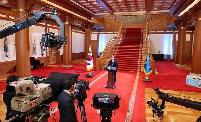 President Moon Jae-in delivers his New Year's address at Cheong Wa Dae in Seoul on Monday. (Yonhap)