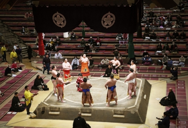 10일 도쿄 료고쿠(兩國)국기관에서 올해 첫 스모 챔피언 결정전인 오즈모(相撲) 하쓰바쇼 개막 행사가 열리고 있다. 교도연합