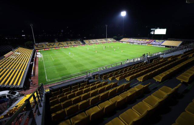 광주 FC 선수단이 지난해 7월 25일 수원 삼성을 상대로 광주축구전용경기장 첫 홈경기를 무관중으로 치르고 있다. 연합뉴스