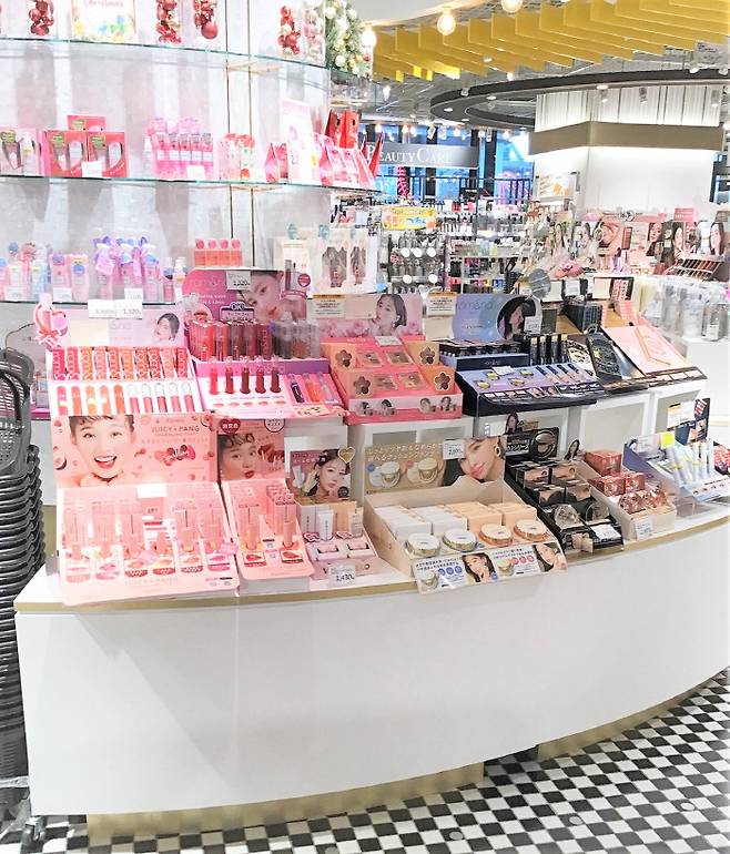 일본 오사카의 버라이어티숍 `아인즈&토르페 링크스` 우메다점에 진열된 미샤 제품들. [사진 제공=에이블씨엔씨]