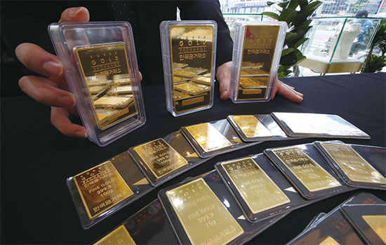 전문가들은 인플레이션 가능성에 대비하려면 금과 원자재 관련 상품을 매입하라고 입을 모은다. <매경DB>