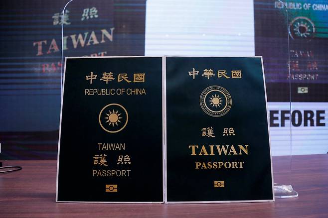 대만이 중국과 국가 이름이 헷갈리지 않게 대만 영문명을 강조하고 중화민국을 제거한 여권을 선보였다. 사진은 기존 대만 여권(왼쪽)과 새로운 대만 여권(오른쪽)의 모습. /사진=로이터