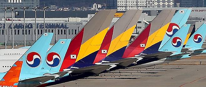 인천국제공항 전망대에서 바라본 계류장에 대한항공과 아시아나항공 여객기가 보이고 있다./사진=뉴스1 박지혜 기자