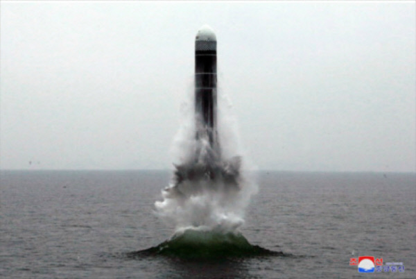 북한이 2019년 10월 신형 잠수함에 탑재할 북극성-3형 SLBM을 성공적으로 시험발사한 모습. 연합뉴스