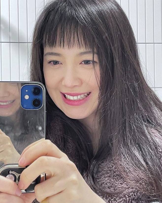 Actor and writer Ku Hye-sun has recently reported on the naked selfie photo.Ku Hye-sun posted several photos on his Instagram account on January 11 with the caption Iphone Saint (?) Camera Photos.In the public photo, Ku Hye-sun is taking a mirror selfie with a modest face with little makeup.It is a basic Camera that does not apply a photographic filter or Photoshop effect. It reveals its naked appearance and captures the attention with beautiful beauty without humiliation.The netizens who encountered it commented on It is pretty from any angle, What is beautiful?, It is still beautiful.Meanwhile, Ku Hye-sun has recently appeared on the Kakao TV web entertainment Face ID.