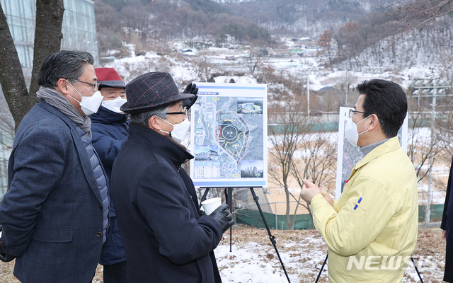 허태정 대전시장이 새해 첫날 동구 용원동 대전의료원 건립 예정지를 살펴보고 있다