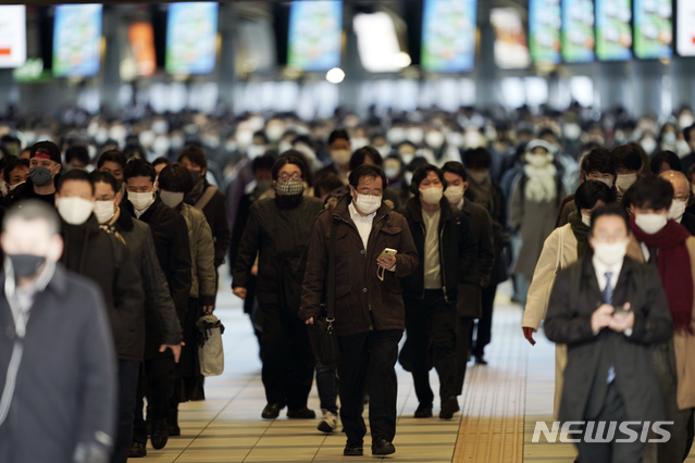 [도쿄=AP/뉴시스]8일(현지시간) 일본 도쿄의 한 기차역에서 마스크를 쓴 출근길 시민들이 몰려나오고 있다. 스가 요시히데 일본 총리는 도쿄를 비롯한 3개 현에 코로나19 확산을 막기 위한 긴급사태를 선포해 8일부터 발효됐다. 2021.01.08.