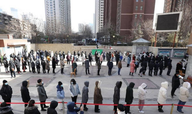 지난 6일 중국 허베이성 성도 스자좡시 차오시구에서 주민들이 신종 코로나바이러스 감염증(코로나19) 핵산 검사를 하기 위해 줄지어 서 있다. 연합뉴스