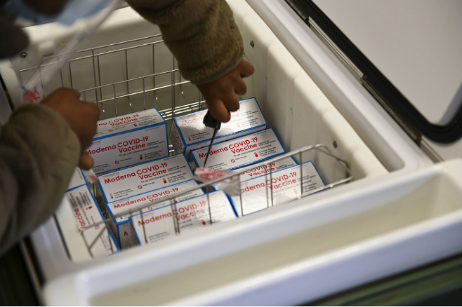 주한미군을 위한 미 국방부의 코로나19 백신이 지난달 28일 경기도 오산 공군기지에 도착, 관계자들이 검수를 하고 있다. 연합뉴스
