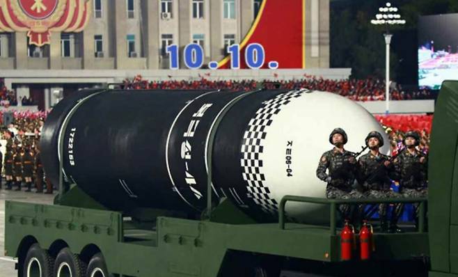 지난해 10월 북한 노동당 창건 75주년 기념 열병식에서 공개된 신형 잠수함발사탄도미사일(SLBM) '북극성-4ㅅ'. 연합뉴스