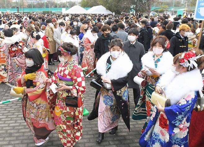 지난 10일 기타큐슈시에서 성인식에 참석한 이들이 마스크를 착용하고 회장에 입장하고 있다. 마이니치신문
