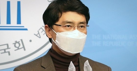 성폭행 의혹에 휩싸여 국민의힘을 탈당한 김병욱 의원이 기자회견을 하고 있는 모습. 뉴스1