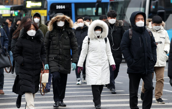 11일 오전 서울 종로구 광화문 네거리에서 두터운 옷차림을 한 시민들이 출근을 하고 있다. 뉴스1