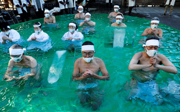 현지시간으로 10일, 도쿄의 한 신사에서 ‘얼음물 기도 의식’에 참여한 ‘신토’ 신도들 (사진=로이터 연합뉴스)