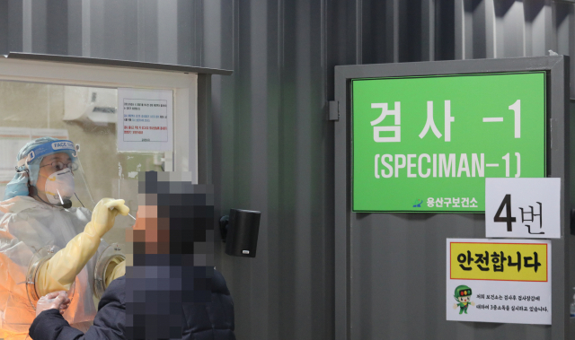 11일 오전 용산구청 선별진료소에서 의료진이 검체채취를 하고 있다./연합뉴스
