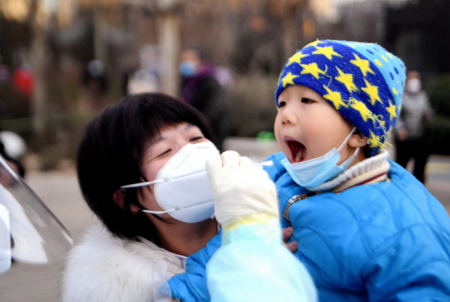 지난 10일 중국 스자좡에서 한 아이가 코로나19 검사를 받고 있다. /신화연합뉴스