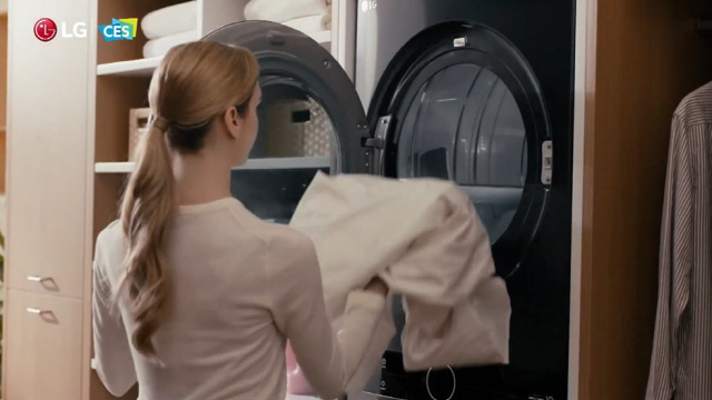 LG전자의 프레스 콘퍼런스 영상에서 한 여성이 LG트윈워시를 사용해 세탁을 하고 있다./유튜브 캡쳐