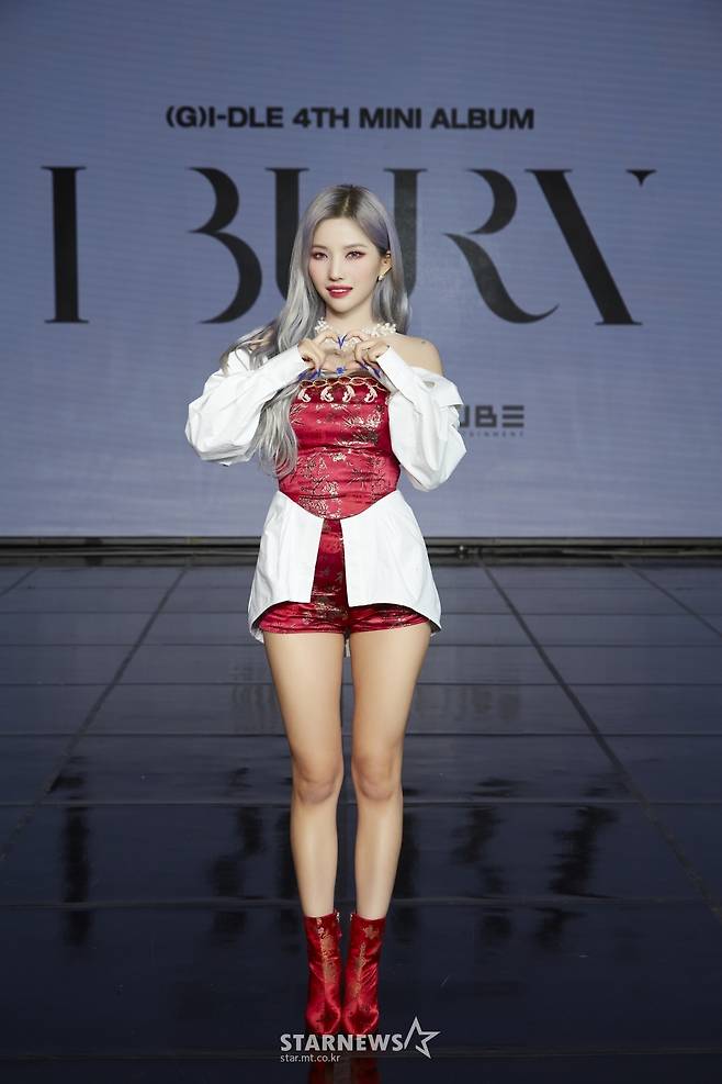 Girl group (G) I-DLE So-yeon poses at a showcase commemorating the release of the fourth Mini album I Burn (I Burn) on Online Live on the afternoon of the 11th./ Photos: Cube Entertainment
