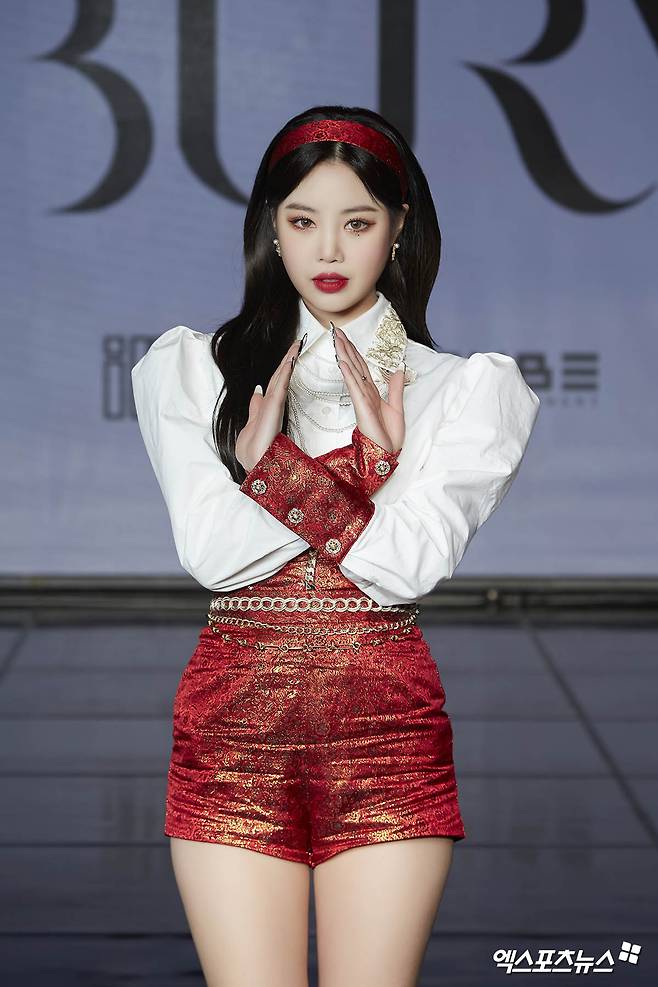 Soo-jin has a photo time for (G)I-DLE, who attended the media showcase to commemorate the release of the group I-DLEs fourth mini album I burn (I Burn) on Online on the afternoon of the 11th.Photo: Cube Entertainment Offers