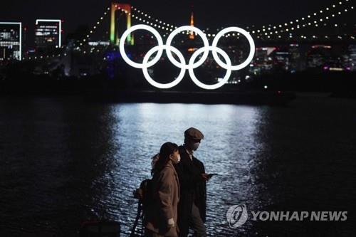 (도쿄 AP=연합뉴스) 일본에서 신종 코로나바이러스 감염증(코로나19)이 빠르게 확산하는 가운데 지난달 1일 도쿄에 설치된 도쿄올림픽 조형물에 조명이 켜져 있다.