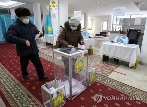 (로이터=연합뉴스) 카자흐스탄 제2도시 알마티에서 10일(현지시간) 유권자들이 총선 투표에 참여하고 있다.