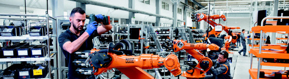 쿠카(KUKA)의 산업용 로봇 생산 라인. (사진=이데일리DB)