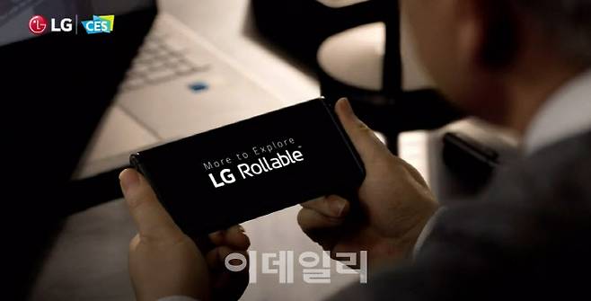 LG전자가 11일 ‘CES 2021’에서 공개한 ‘롤러블폰’. (사진=LG전자)