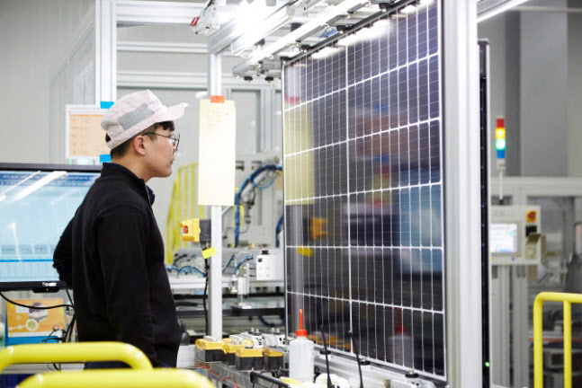 한화큐셀 직원이 진천공장에서 태양광 모듈 품질 테스트를 진행하고 있다. (사진=한화큐셀)
