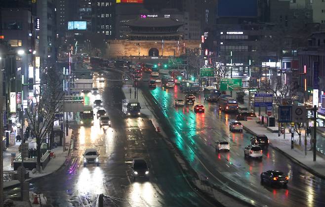 많은 눈이 내린 12일 오후 서울 중구 세종대로 숭례문에서 서울역을 잇는 도로가 제설작업이 이뤄져 원활한 차량흐름을 보이고 있다. (사진=연합뉴스)