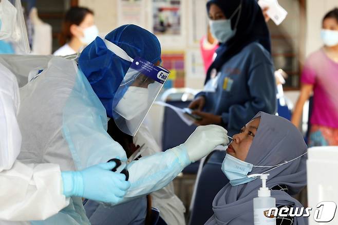 말레이시아가 코로나19 감염자 급증으로 12일 국가비상사태를 선포했다. © 로이터=뉴스1 자료 사진