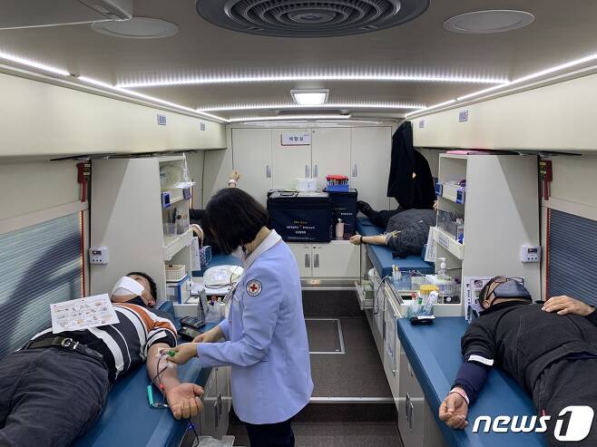 공주교통노조원들이 12일 대전세종충남혈액원 헌혈버스에서 헌혈하고 있다.  이날 조합원 약 40여 명이 개인휴가를 써가며 헌혈에 동참했다. (대전세종충남혈액원 제공) © 뉴스1