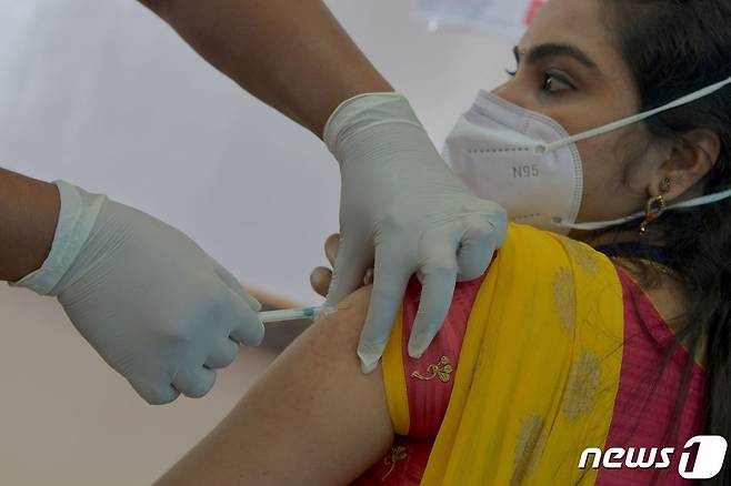 지난 8일 간호사와 자원봉사자가 인도 방갈로르의 한 의대 실험실에서 열린 모의 백신 접종 훈련에 참여하고 있다. © AFP=뉴스1