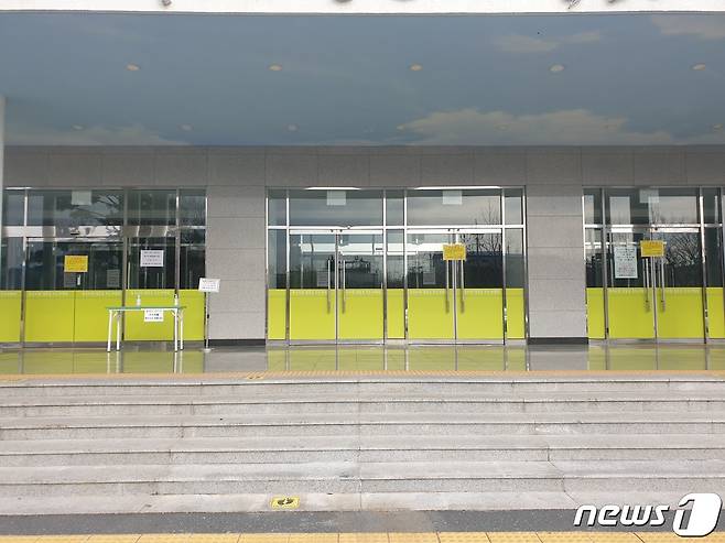 11일 부산 강서구 세계로교회 입구에 시설 폐쇄 명령서가 부착돼 있다. 세계로교회는 이날 운영중단 명령에도 새벽기도를 강행해 시설 폐쇄 행정처분을 받았다.(강서구 제공)2021.1.11/뉴스1 © News1 노경민 기자