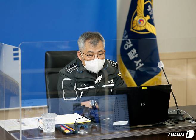 백학선 인천해양경찰서장이 청사 회의실에서 화상회의를 하고 있다.(인천해양경찰서 제공)© 뉴스1