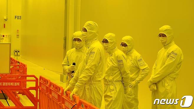 이재용 삼성전자 부회장이 4일 경기도 평택에 위치한 반도체 사업장을 방문, EUV(극자외선) 전용라인을 점검하고 있다. (삼성전자 제공) 2021.1.4/뉴스1