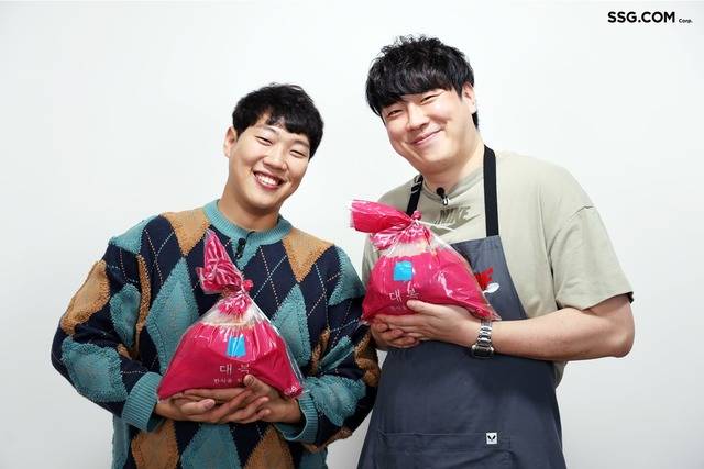 SSG닷컴이 푸드 크리에이터 '홍소나기'와 함께 14일 쓱라이브 방송으로 포기김치를 판매한다. /SSG닷컴 제공