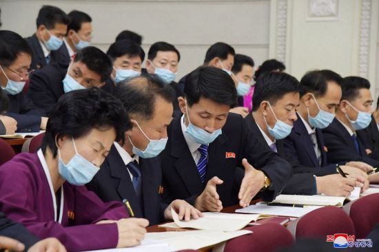 북한이 노동당 8차 대회를 7일째 이어가는 가운데 11일 군사, 공업, 농업 등 부문별 협의회를 진행했다고 12일 조선중앙통신이 보도했다. 참석자들이 마스크를 착용하고 있다. <이하 사진=연합뉴스>
