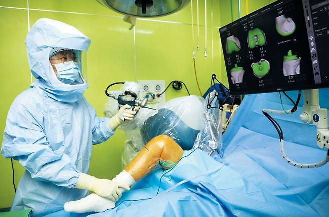 정형외과 전문의인 이상훈 창원힘찬병원 병원장이 로봇 인공관절수술을 진행하고 있다. /힘찬병원 제공