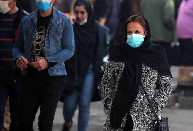 9일(현지 시각) 이란 수도 테헤란에서 시민들이 마스크를 쓴 채 걸어가고 있다. /EPA 연합뉴스
