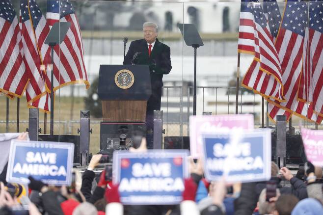 트럼프 대통령이 6일 낮 워싱턴 DC에 운집한 '미국을 구하자 행진'에 참석한 트럼프 지지자들에게 연설하고 있다. /EPA 연합뉴스